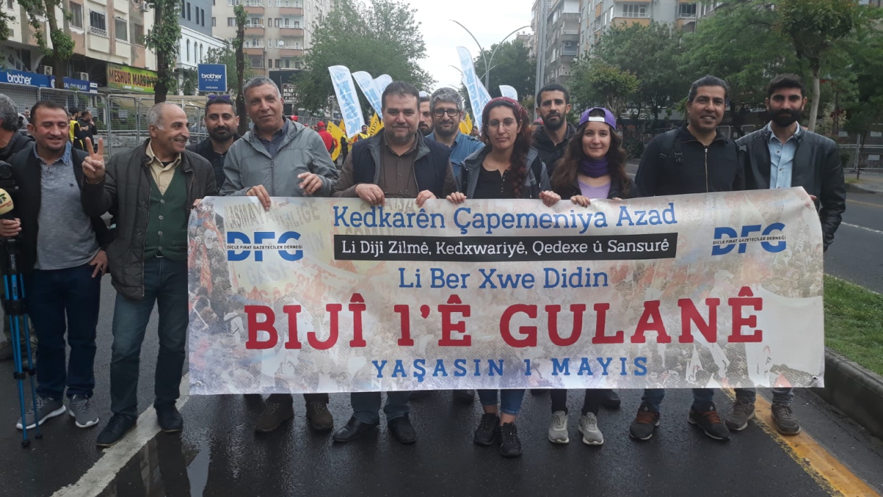 Özgür Basın emekçileri ‘Bijî 1ê Gulanê’ pankartıyla 1 Mayıs alanında