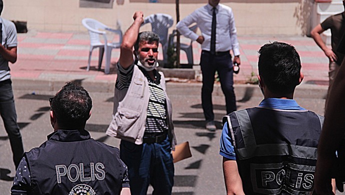 HDP önünde bekletilenlerden gazetecilere saldırı girişimi