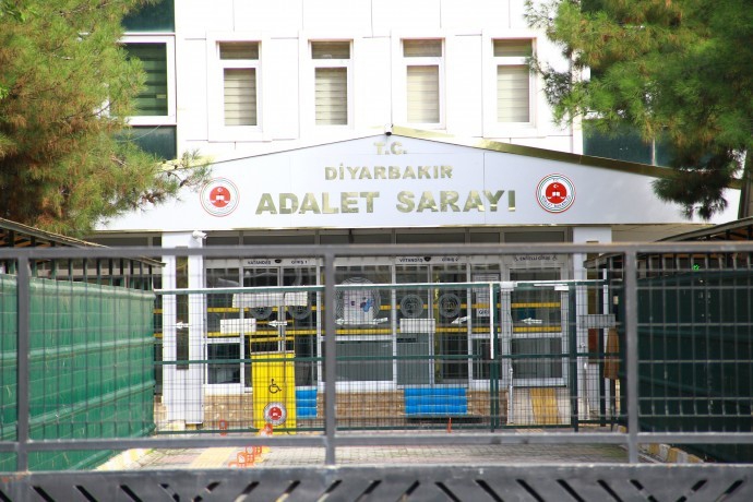 Gazetecilerin duruşması başladı