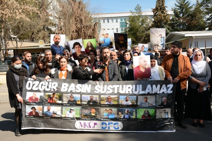 Tutsak 16 gazeteci için açıklama: Depremden önceki 8 ay ne yaptınız?