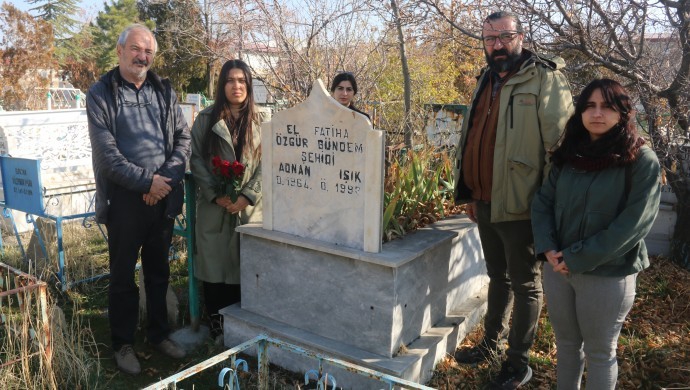 Özgür Gündem dağıtımcısı Işık mezarı başında anıldı