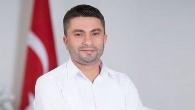 Kavgada ölen kişinin yakınlarından gazeteciye tekmeli yumruklu saldırı