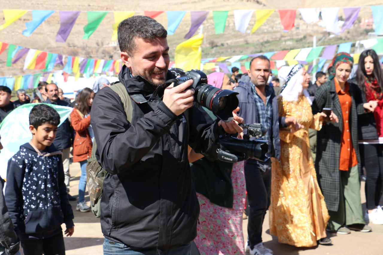 Gözaltında ıslık çalan gazeteciye takipsizlik