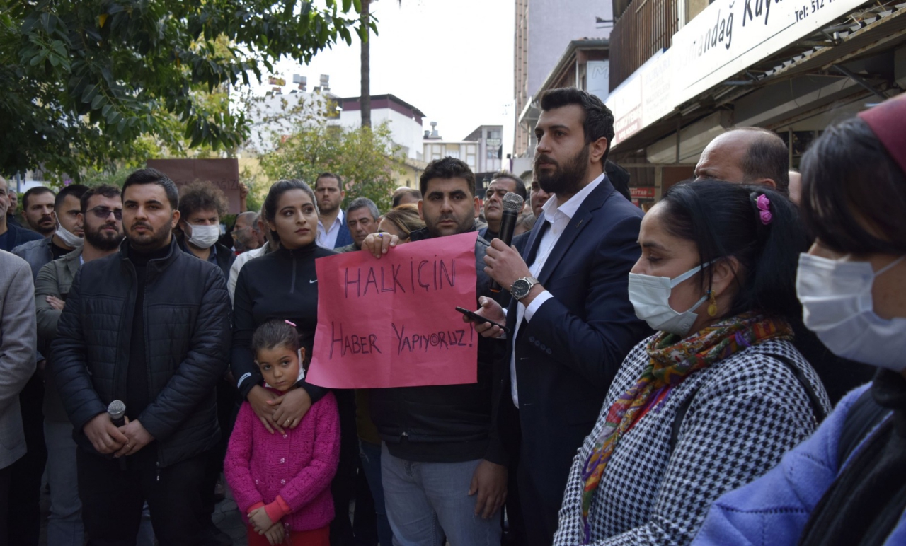 Samandağ’da gazeteciler meslektaşlarına hapis cezasını protesto etti