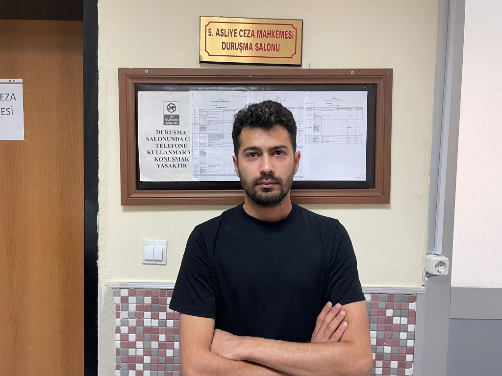 Gazeteci Ardıl Batmaz’ı darp eden koruma polisinin yargılanmasına başlandı