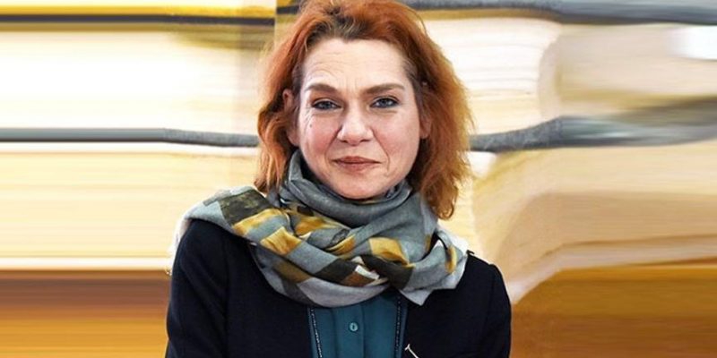 Aslı Erdoğan’ın ‘propaganda’ suçlamasıyla yargılanmasına yeniden başlandı