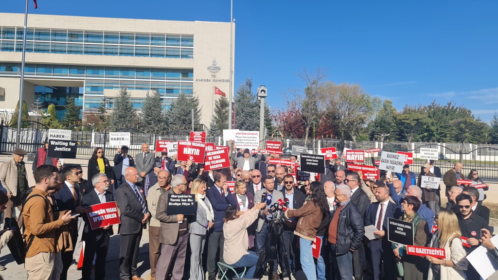 Sansür yasası AYM’de, gazeteciler AYM önünde nöbette