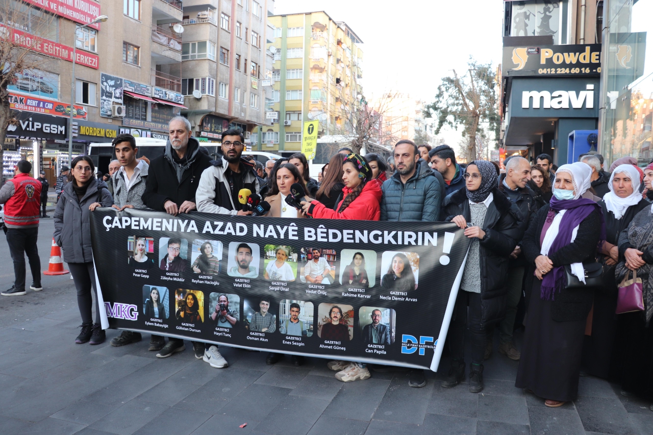 Gazetecilere baskılar protesto edildi: Gerçeklerden taviz vermeyeceğiz