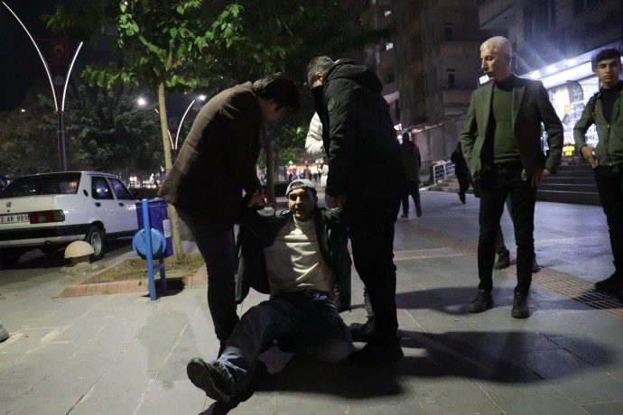 Kendilerini polis diye tanıtan kişiler gazetecileri silahla tehdit etti