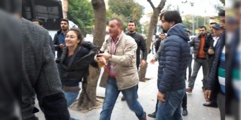 Gazeteci Beyza Kural’ı gözaltına almaya çalışan polislerin yargılandığı davada tanıklar hakkında zorla getirme kararı