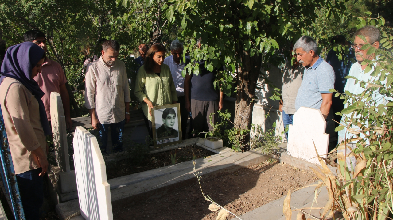 KATLEDİLİŞİNİN ÜZERİNDEN 31 YIL GEÇEN ÖZGÜR HALK DERGİSİ BATMAN TEMSİLCİSİ ÇETİN ABAYAY MEZARI BAŞINDA ANILDI