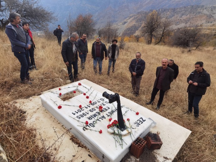 Gazeteci Cem Emir mezarı başında anıldı