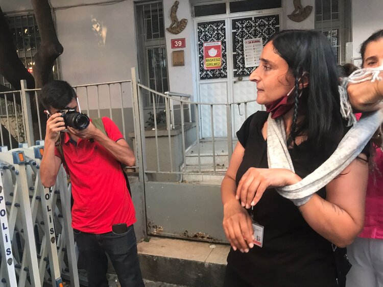 Cfwıj Gazetecilere Yönelik Korkunç Polis Saldırısını Kınıyor