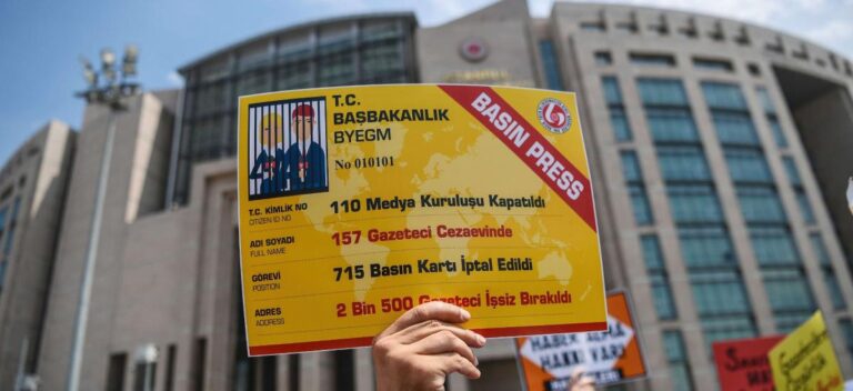 Türkiye’de 1 ayda 100 gazeteci hakim karşısına çıkarıldı
