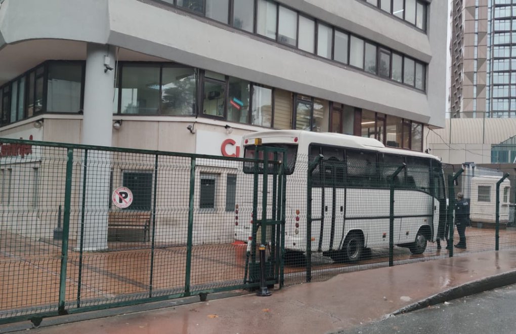 Cumhuriyet yönetimi işten çıkartılanlar için gazeteye polis çağırdı