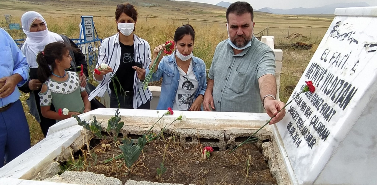 Gazeteci Deniz Fırat mezarı başında anıldı