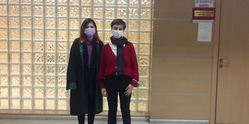 “Hakaret” ile suçlanan medya eleştirmeni Deniz Gedizlioğlu için beraat talebi