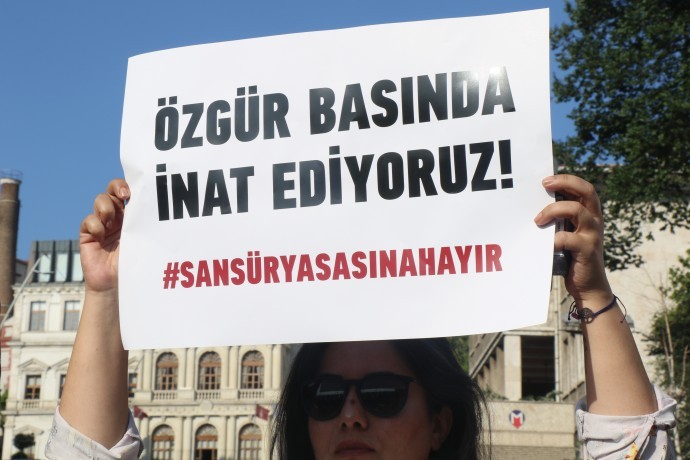 Gazetecilerden AYM’ye: Sansür yasasını iptal edin