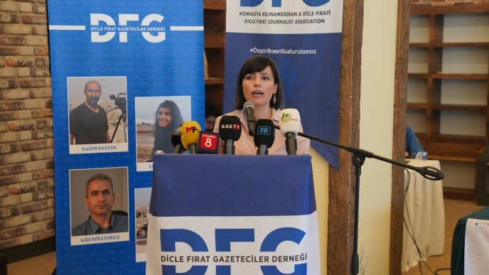 "Gazeteciler hem sahada hem adliyede hedef"