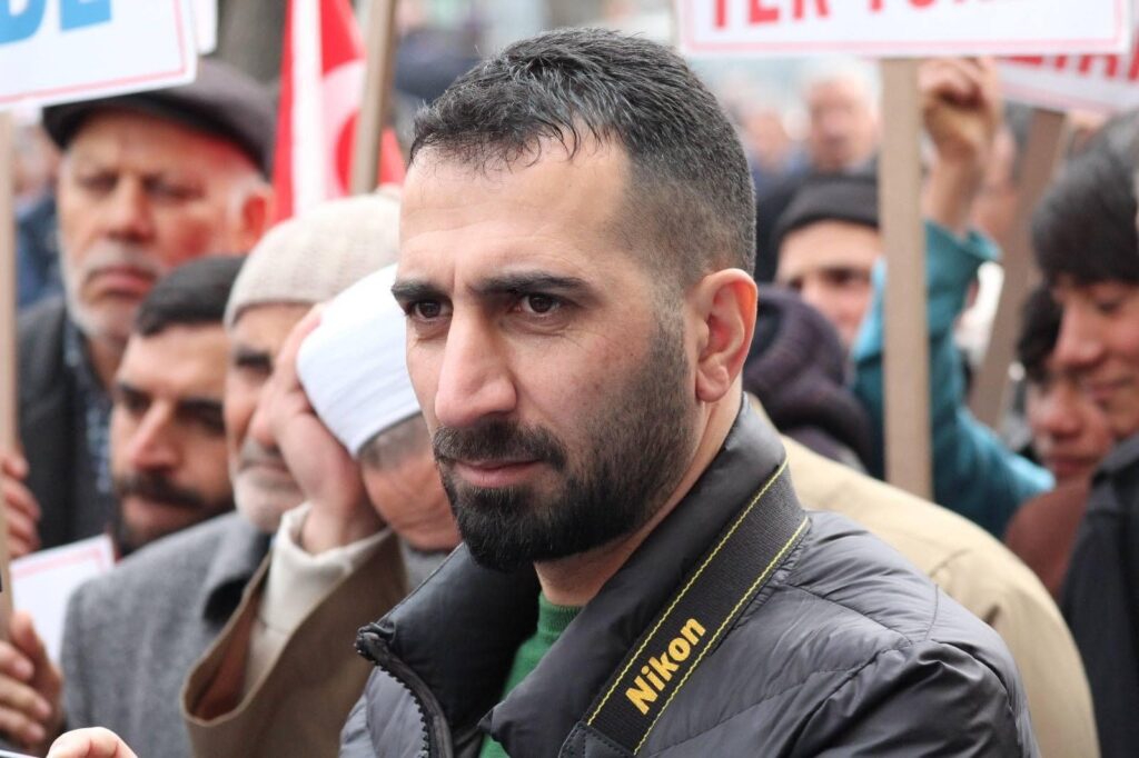 Gözaltına alınan muhabiri çeken muhabir de gözaltına alındı