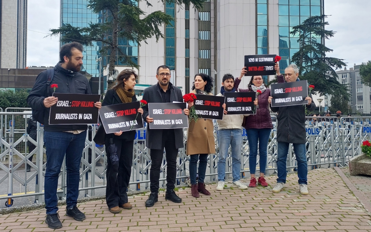 Gazeteciler, Gazze’de öldürülen meslektaşları için eylem yaptı