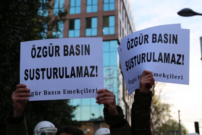 Tutuklamalara tepki gösteren gazeteciler gözaltına alındı