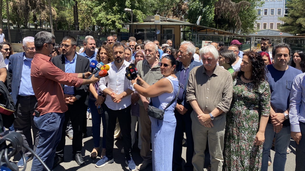 Gazeteciler için adliye önünde açıklama