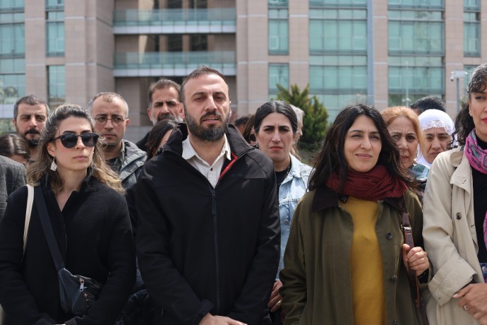 Gazetecilerden karara tepki: Haber alma hakkı engelleniyor