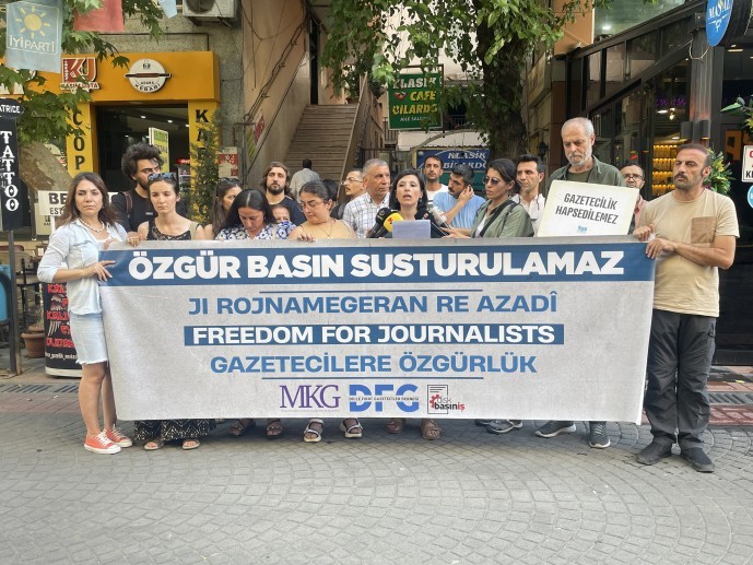 Gazetecilere verilen cezalar protesto edildi