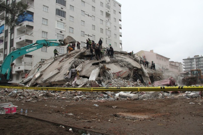 Deprem bölgesindeki gazetecilerin engellenmesine tepki