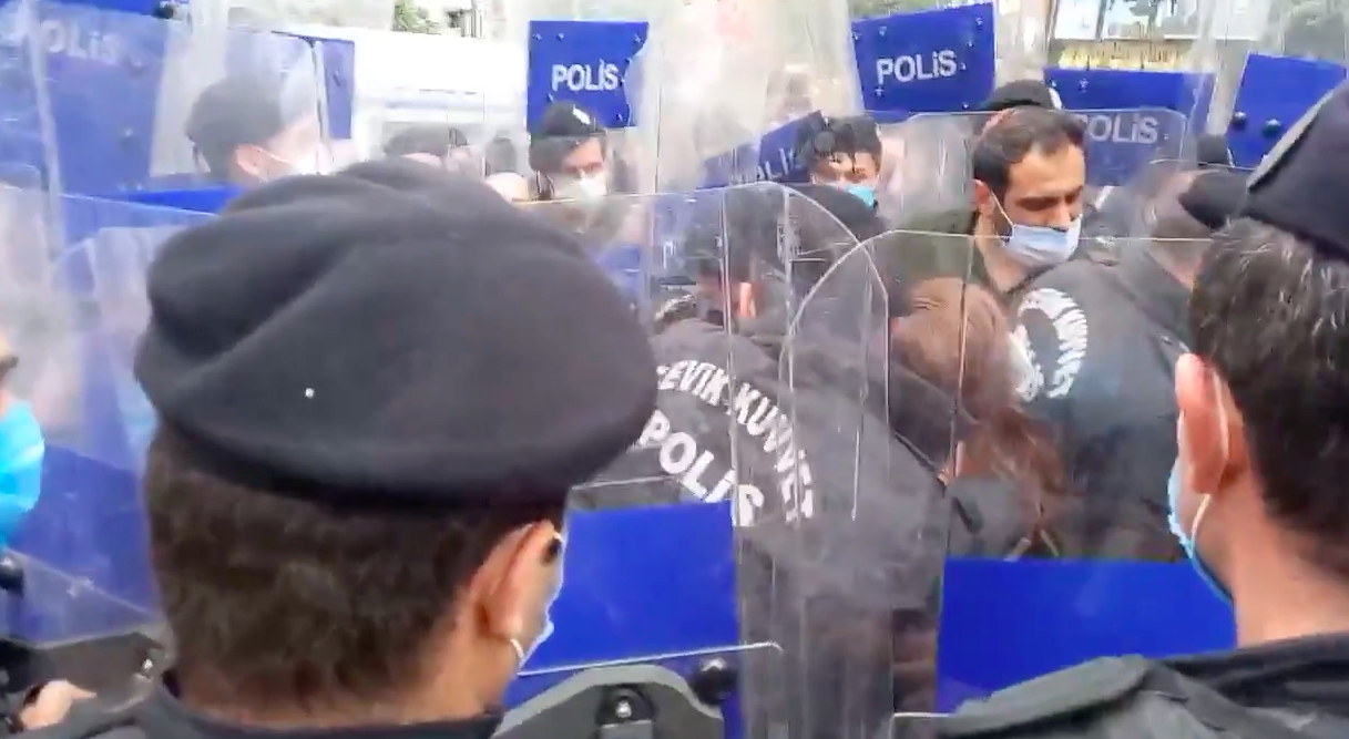 Polis, genelgeyi bahane ederek gazeteci Zeynep Kuray'ın görüntü almasını engelledi!