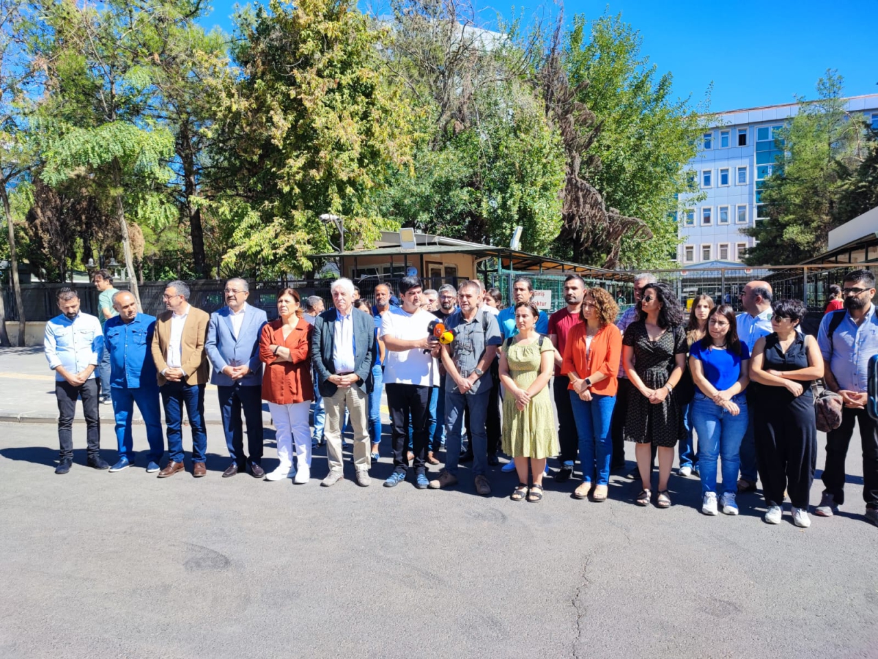 Gazeteciler adliye önünde: Gök'ü serbest bırakın