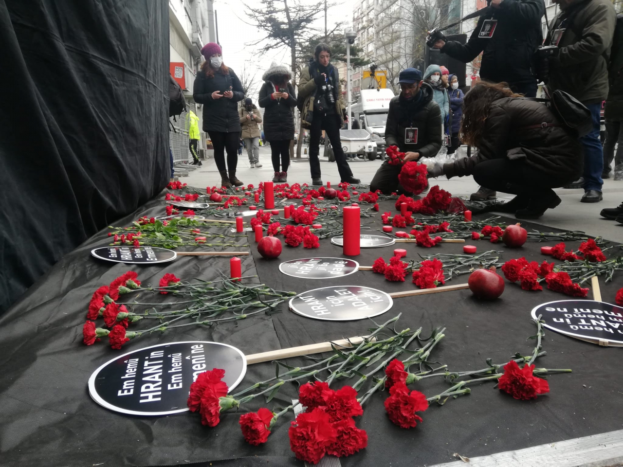 Öldürülüşünün 15. yılında arkadaşları Hrant Dink için Agos önündeydi