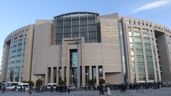 Gazeteci ve siyasetçilerin 'akademi' davası ertelendi