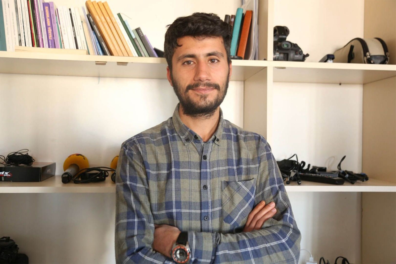 Baş eğmeyen gazeteciye ‘polise mukavemet’ cezası!