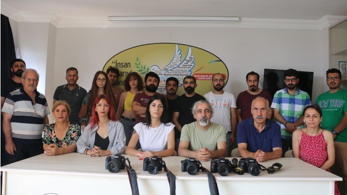 Gazeteciler: Meslektaşlarımızı serbest bırakın