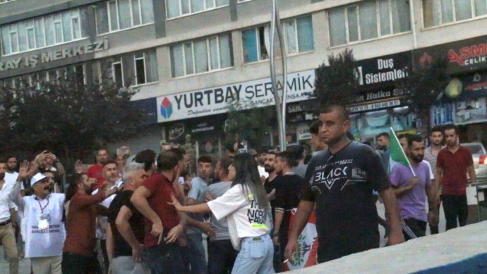 Van’da polisler gazetecilere silah çekip ölümle tehdit etti