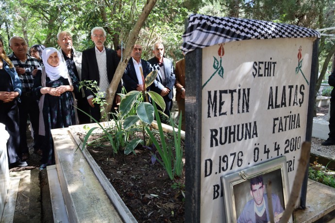Gazeteci Metin Alataş mezarı başında anıldı