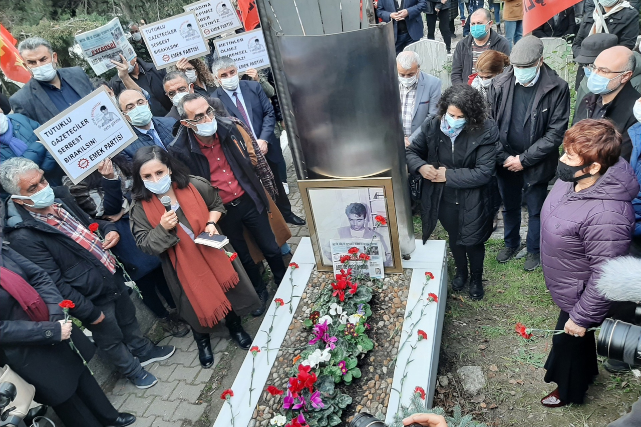 Metin Göktepe katledilişinin 25'inci yılında mezarı başında anıldı