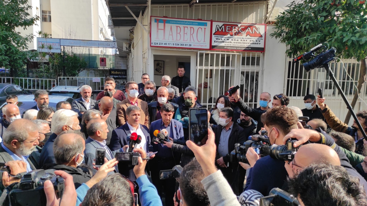 Mersin’de gazeteye saldırı kınandı