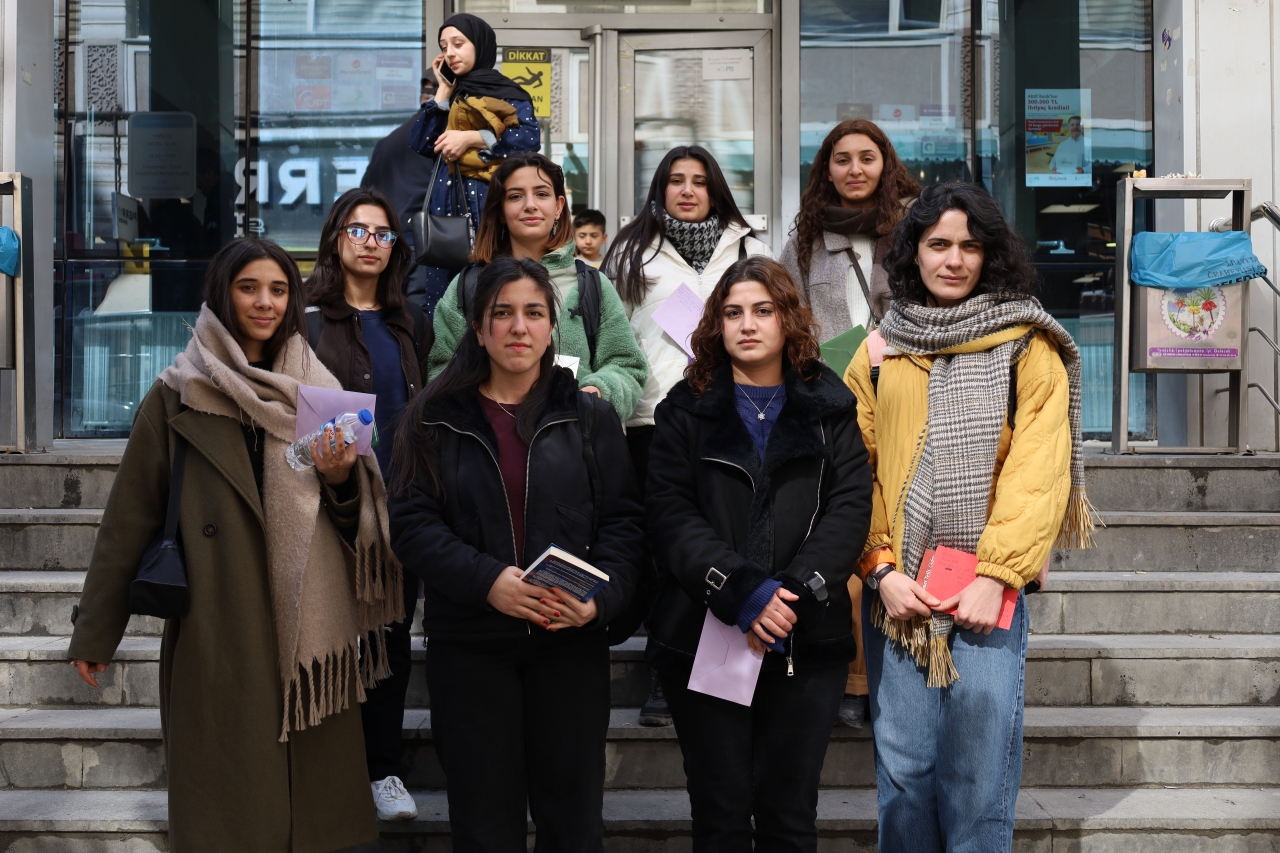 MKG tutsak gazetecilere kart ve kitap gönderdi