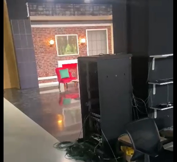 Arama kararı olmayan Piya’ya baskın: Tüm dijital materyallere el konuldu