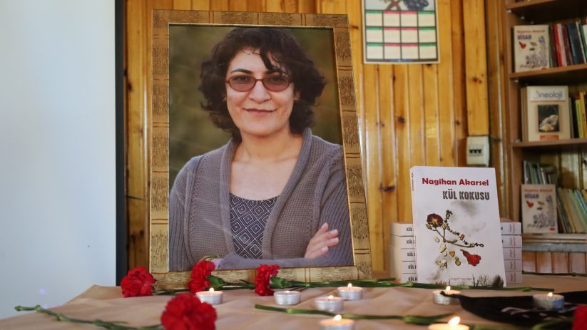 Nagihan Akarsel birçok kentte anıldı