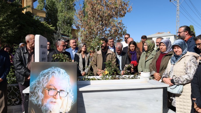 Gazeteci Salaz mezarı başında anıldı