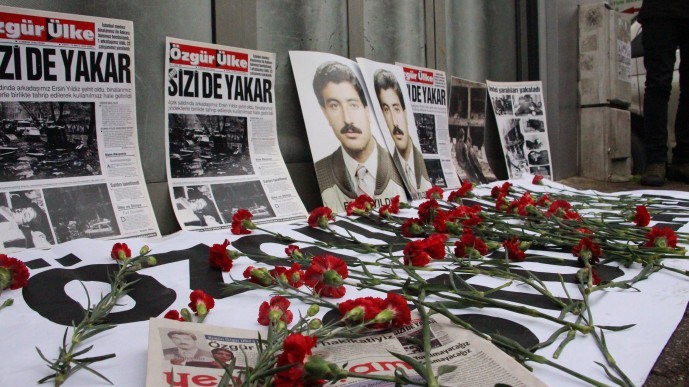 Bombalanan gazetenin önünden seslendiler: Susmayacağız