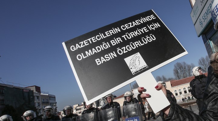 2022'nin üçüncü çeyreğinde 11 gazeteciye toplam 30 yıldan fazla hapis cezası verildi