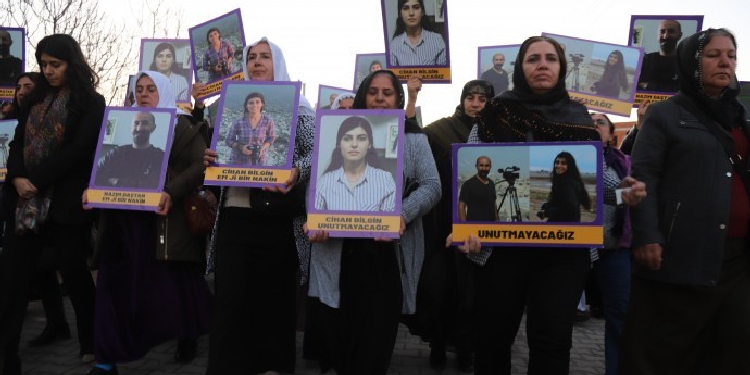 Gazetecilerin öldürülmesini yazan üç gazeteciye ceza istemi