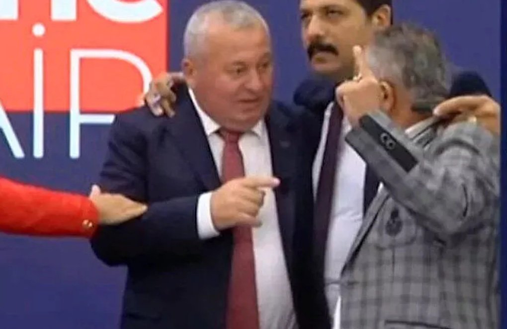 Türkiye'de hükümeti eleştiren haberciler ve medya milliyetçilerin tehdidi altında