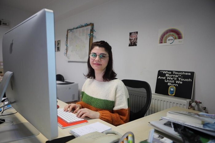 Gökkuşağı bayrağı paylaşan gazeteciye dava!