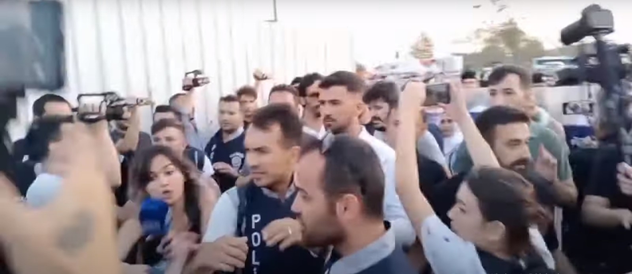 "Yalnızca tacizle kalmadı, haberimi yapmamı da engelledi"